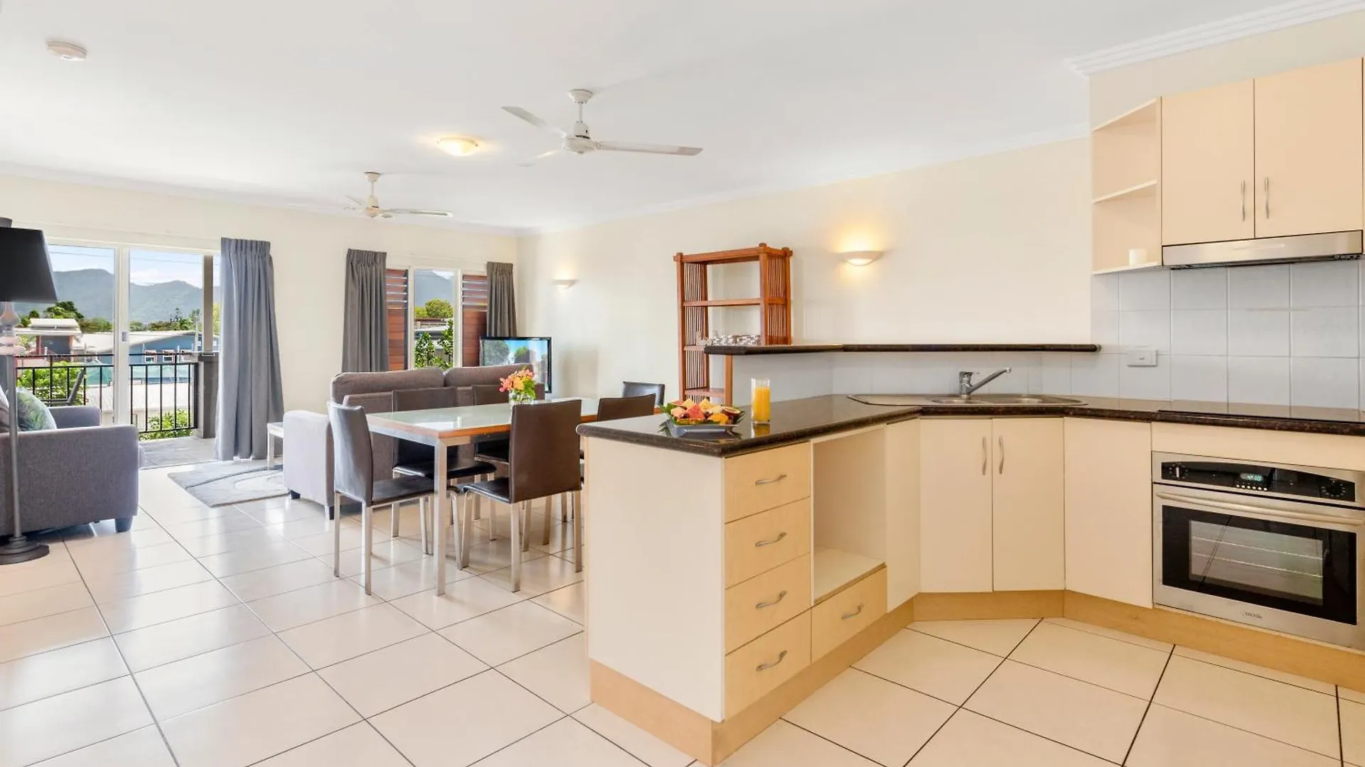 Bay Village Tropical Retreat & Apartments Cairns
