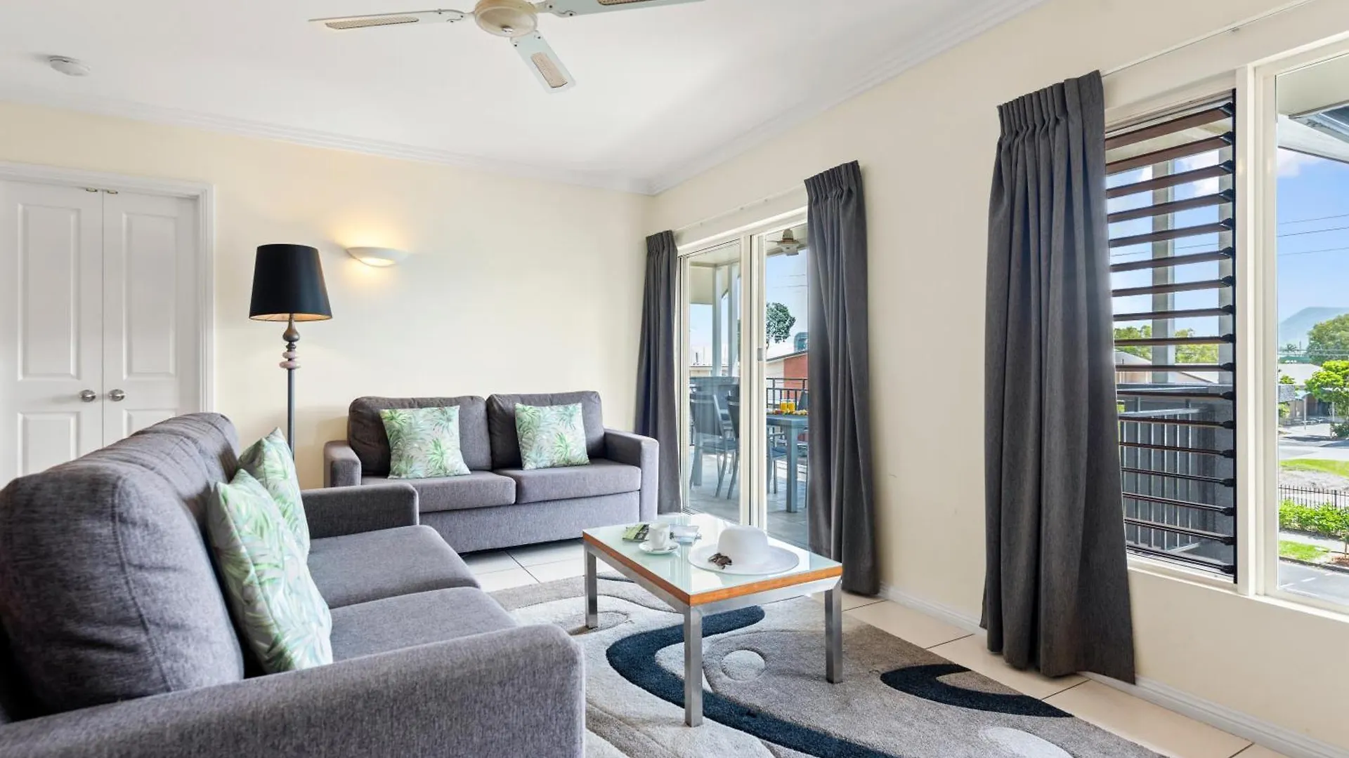 Bay Village Tropical Retreat & Apartments Cairns