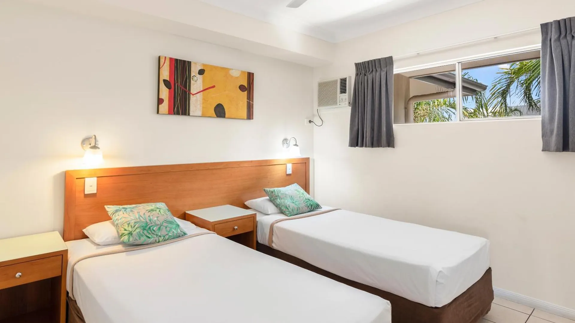 Bay Village Tropical Retreat & Apartments Cairns