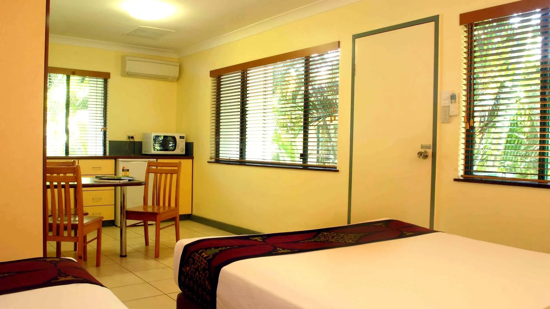 Bay Village Tropical Retreat & Apartments Cairns Aparthotel