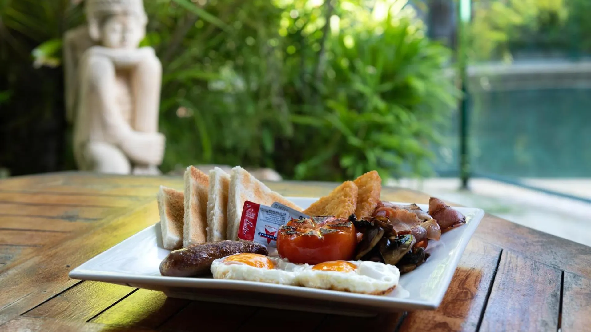 Bay Village Tropical Retreat & Apartments Cairns