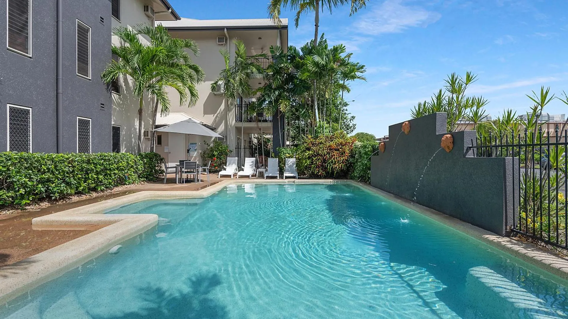 Bay Village Tropical Retreat & Apartments Cairns Aparthotel