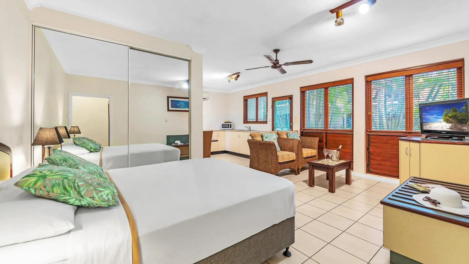 Bay Village Tropical Retreat & Apartments Cairns Aparthotel